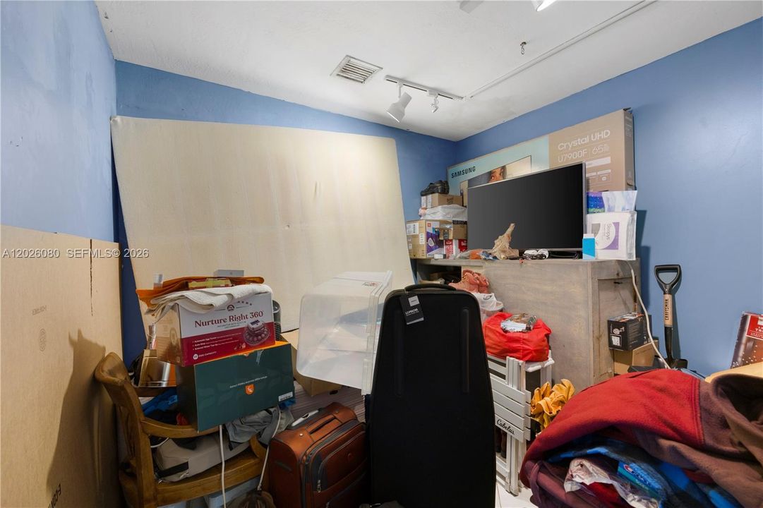 Activo con contrato: $399,999 (4 camas, 3 baños, 1000 Pies cuadrados)