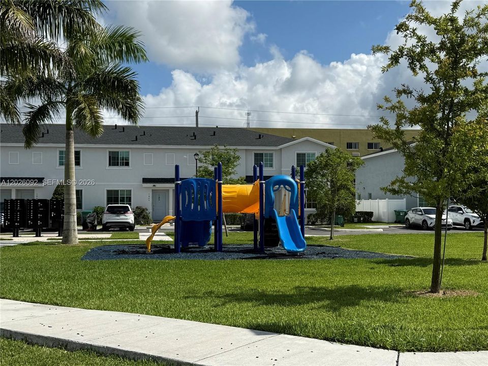 For Rent: $2,300 (3 beds, 3 baths, 1425 Square Feet)