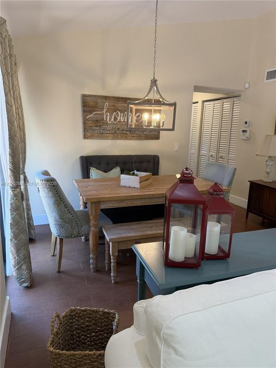 For Sale: $385,000 (2 beds, 2 baths, 1010 Square Feet)