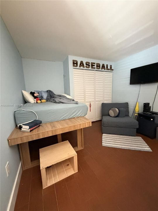 For Sale: $385,000 (2 beds, 2 baths, 1010 Square Feet)