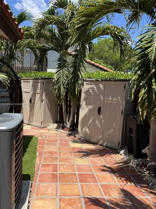 For Sale: $385,000 (2 beds, 2 baths, 1010 Square Feet)
