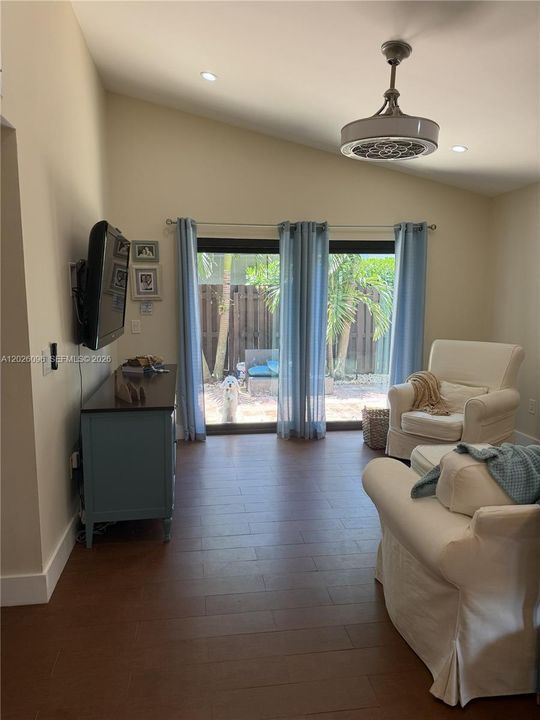 For Sale: $385,000 (2 beds, 2 baths, 1010 Square Feet)