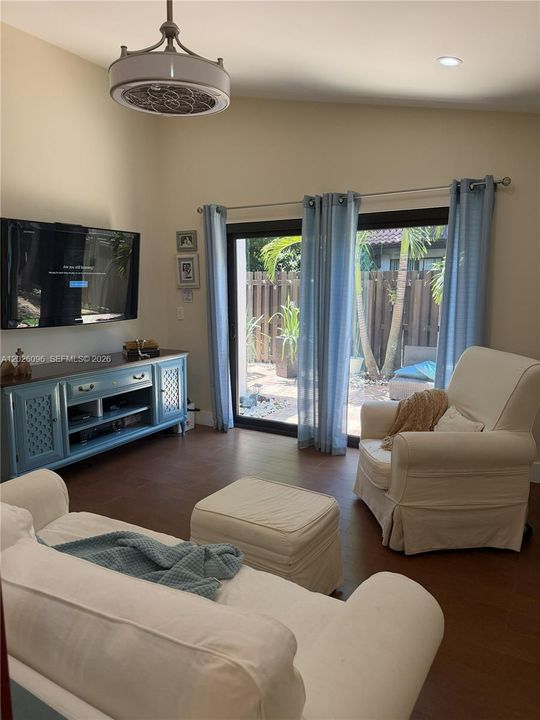 For Sale: $385,000 (2 beds, 2 baths, 1010 Square Feet)