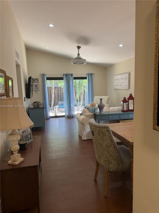 For Sale: $385,000 (2 beds, 2 baths, 1010 Square Feet)