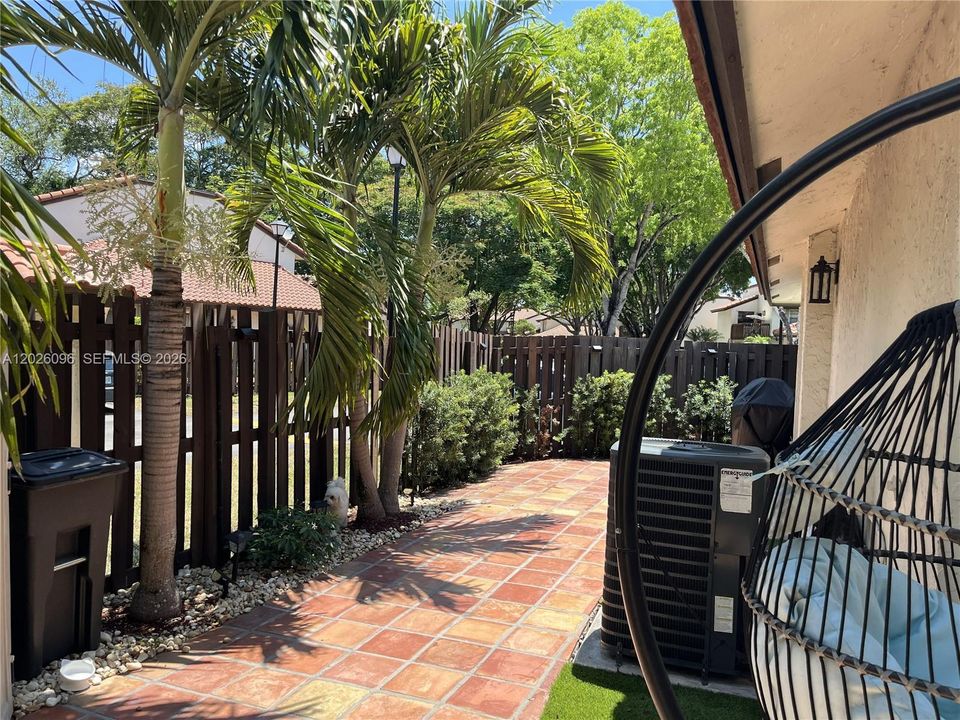 For Sale: $385,000 (2 beds, 2 baths, 1010 Square Feet)