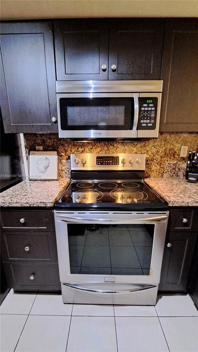 For Sale: $418,000 (2 beds, 2 baths, 754 Square Feet)