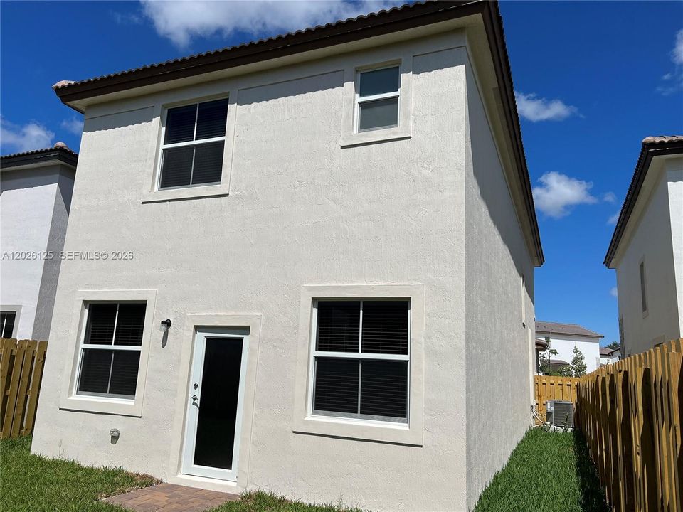 For Rent: $3,850 (4 beds, 2 baths, 1983 Square Feet)