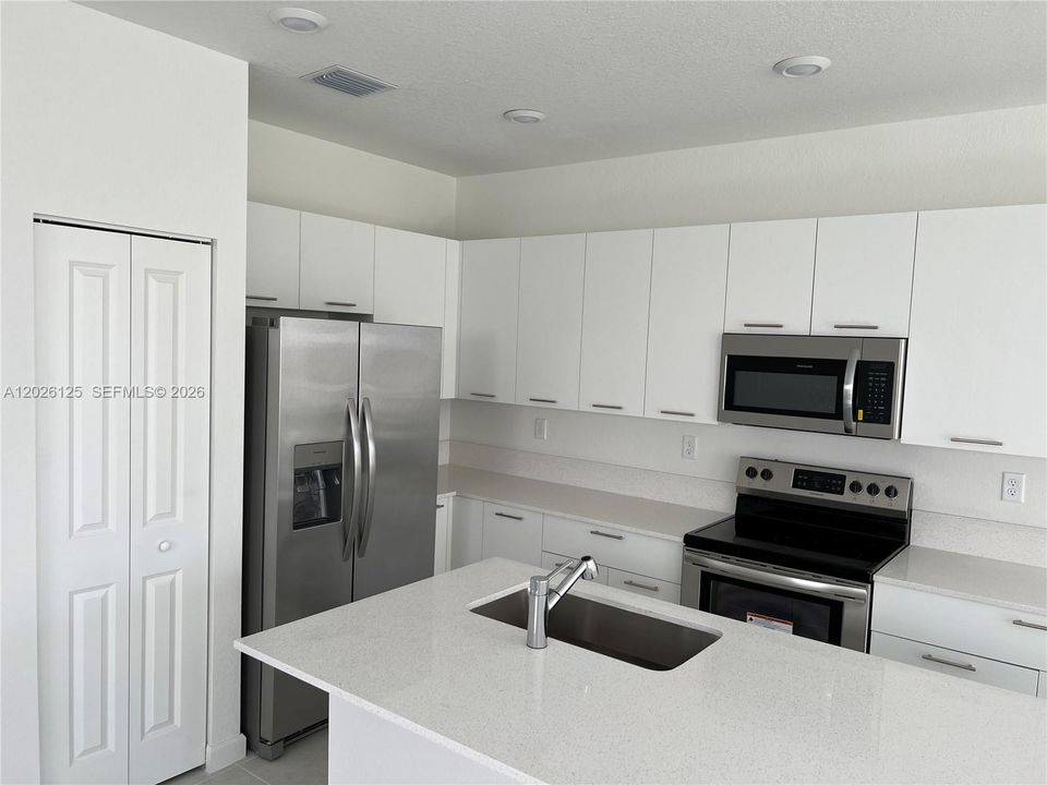 For Rent: $3,850 (4 beds, 2 baths, 1983 Square Feet)