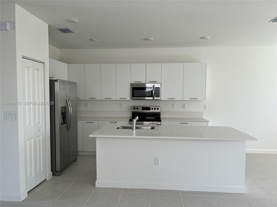 For Rent: $3,850 (4 beds, 2 baths, 1983 Square Feet)