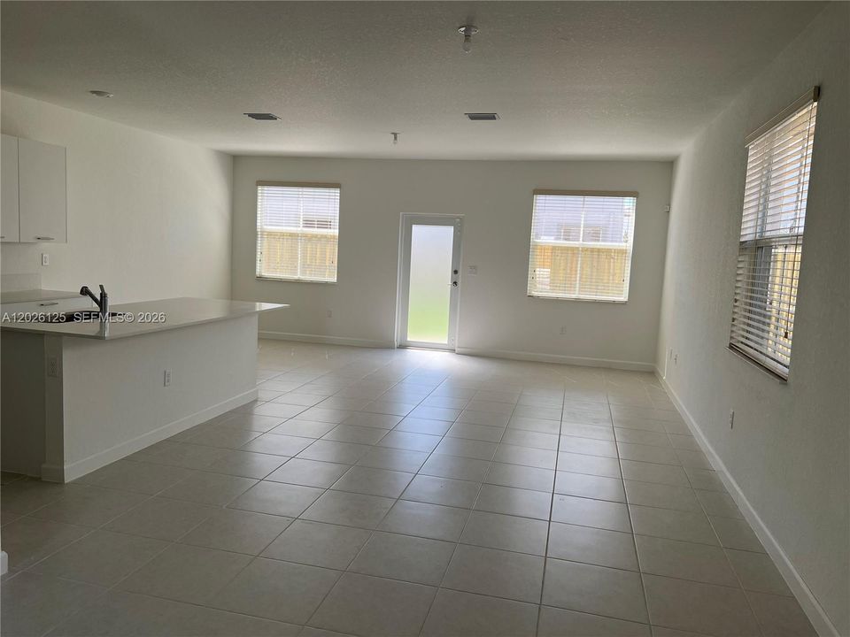 For Rent: $3,850 (4 beds, 2 baths, 1983 Square Feet)