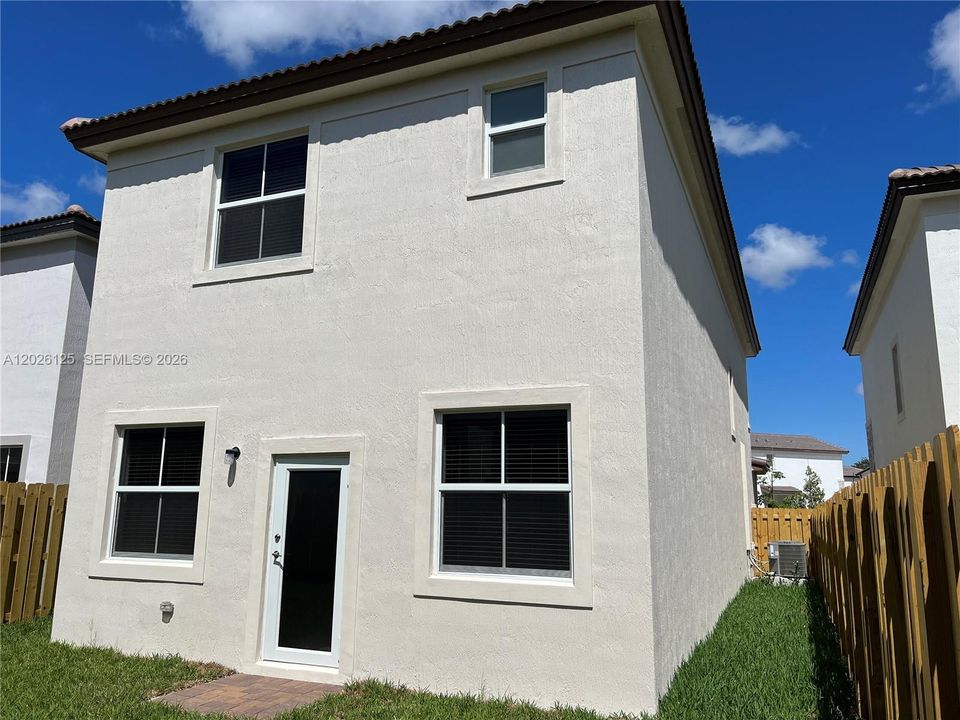 For Rent: $3,850 (4 beds, 2 baths, 1983 Square Feet)