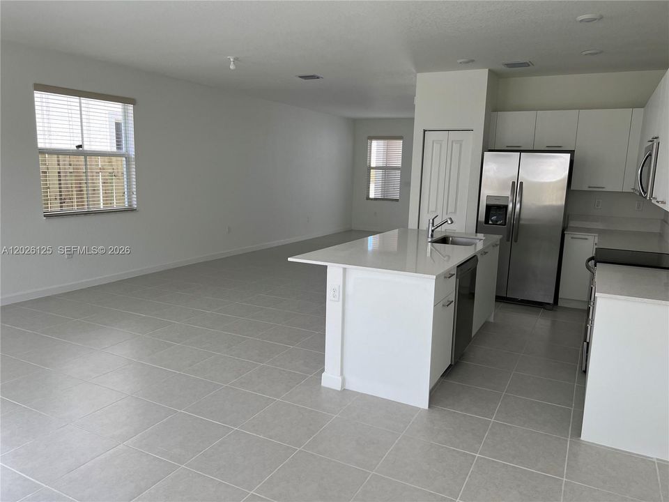 For Rent: $3,850 (4 beds, 2 baths, 1983 Square Feet)