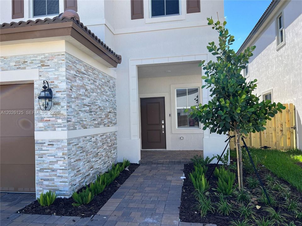 For Rent: $3,850 (4 beds, 2 baths, 1983 Square Feet)