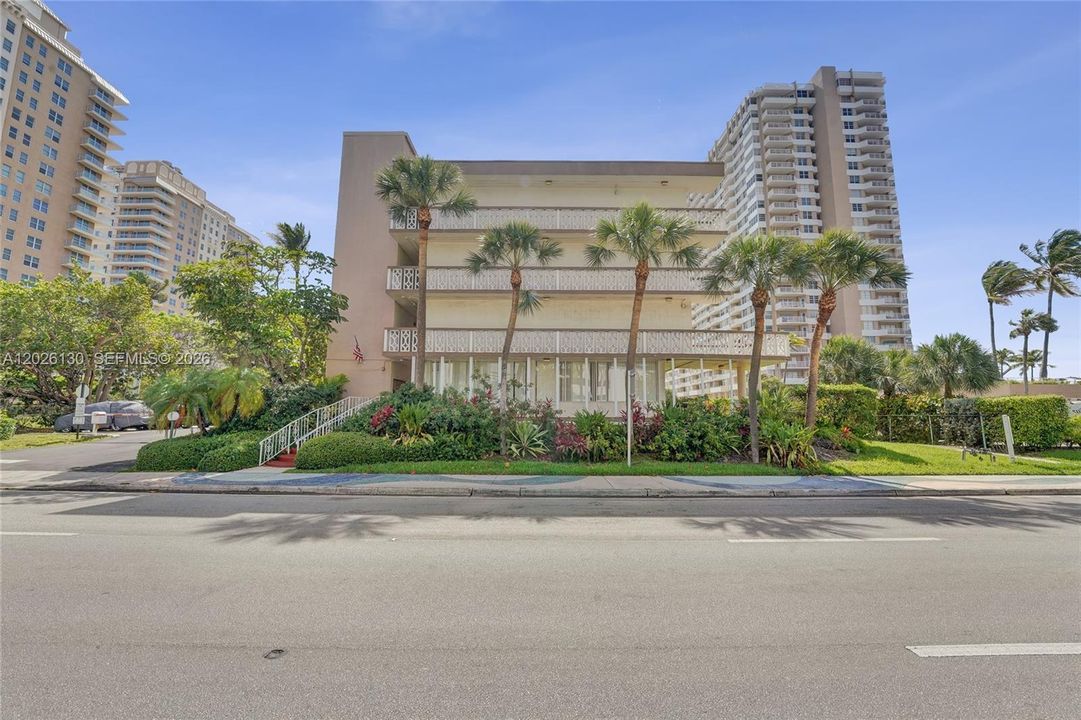 For Sale: $234,900 (1 beds, 1 baths, 878 Square Feet)