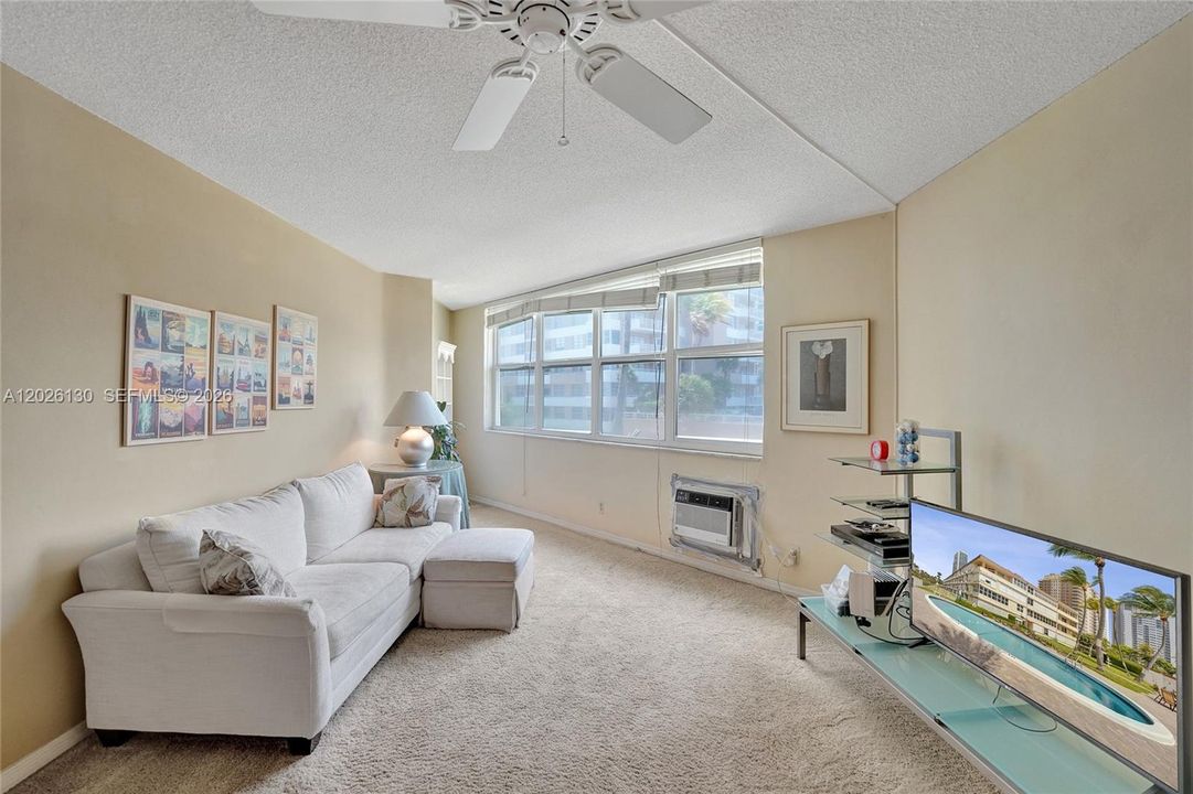 For Sale: $234,900 (1 beds, 1 baths, 878 Square Feet)