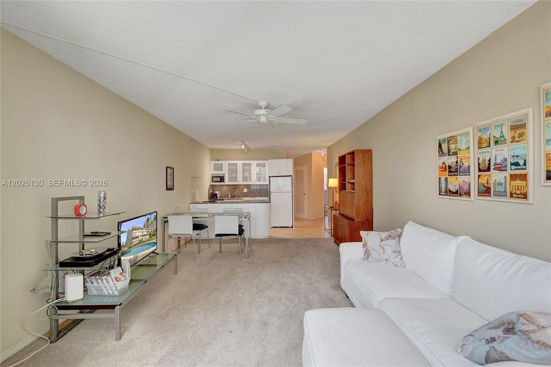 For Sale: $234,900 (1 beds, 1 baths, 878 Square Feet)