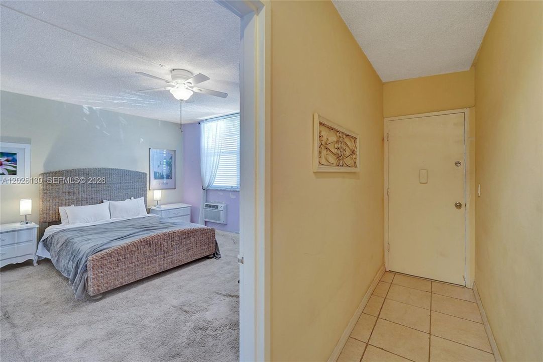 For Sale: $234,900 (1 beds, 1 baths, 878 Square Feet)