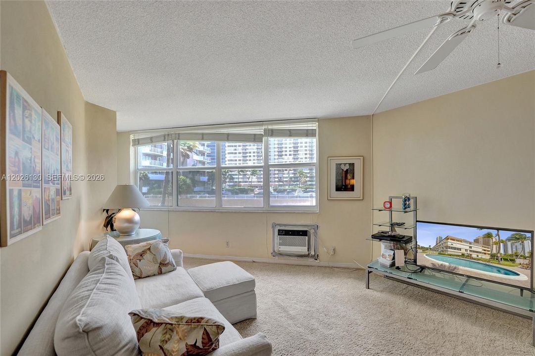 For Sale: $234,900 (1 beds, 1 baths, 878 Square Feet)