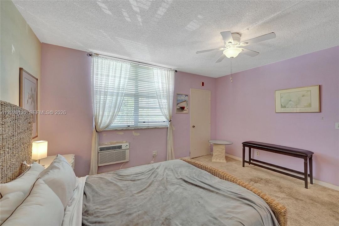 For Sale: $234,900 (1 beds, 1 baths, 878 Square Feet)