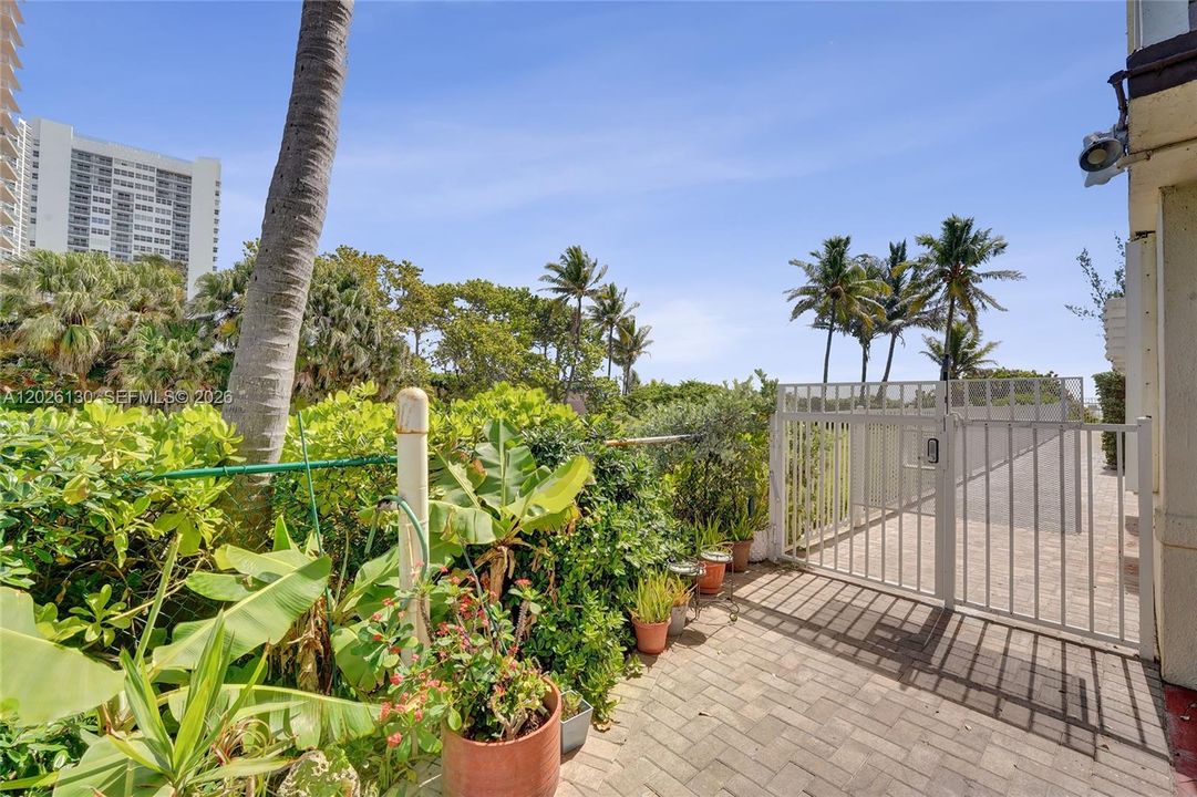 For Sale: $234,900 (1 beds, 1 baths, 878 Square Feet)