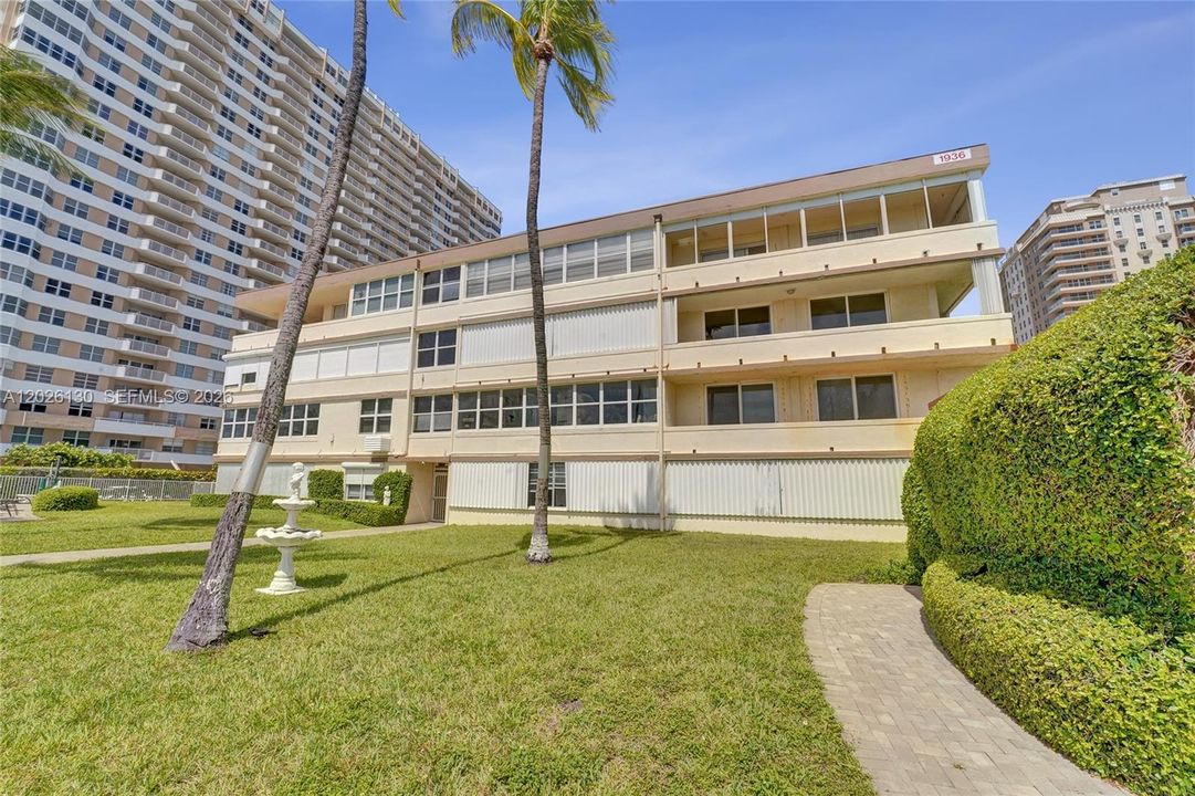 For Sale: $234,900 (1 beds, 1 baths, 878 Square Feet)