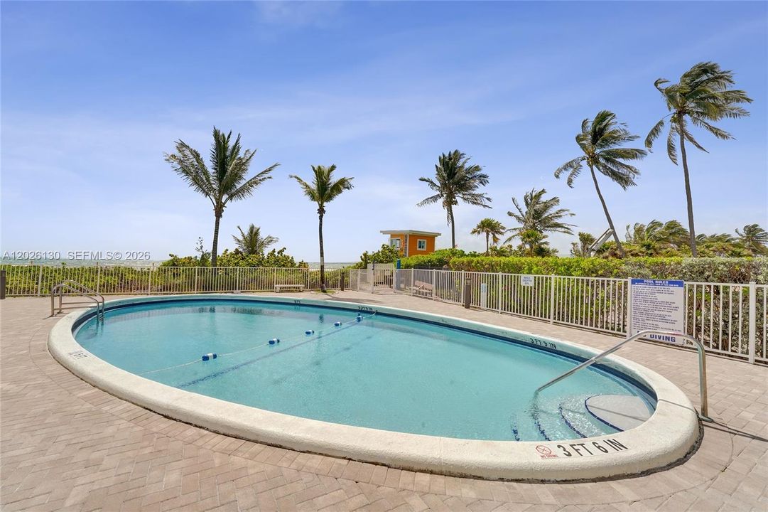 For Sale: $234,900 (1 beds, 1 baths, 878 Square Feet)