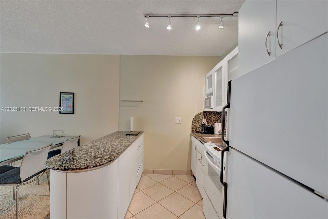 For Sale: $234,900 (1 beds, 1 baths, 878 Square Feet)
