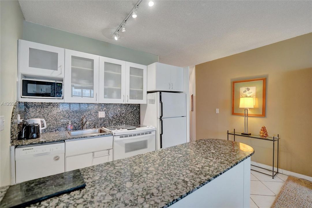 For Sale: $234,900 (1 beds, 1 baths, 878 Square Feet)