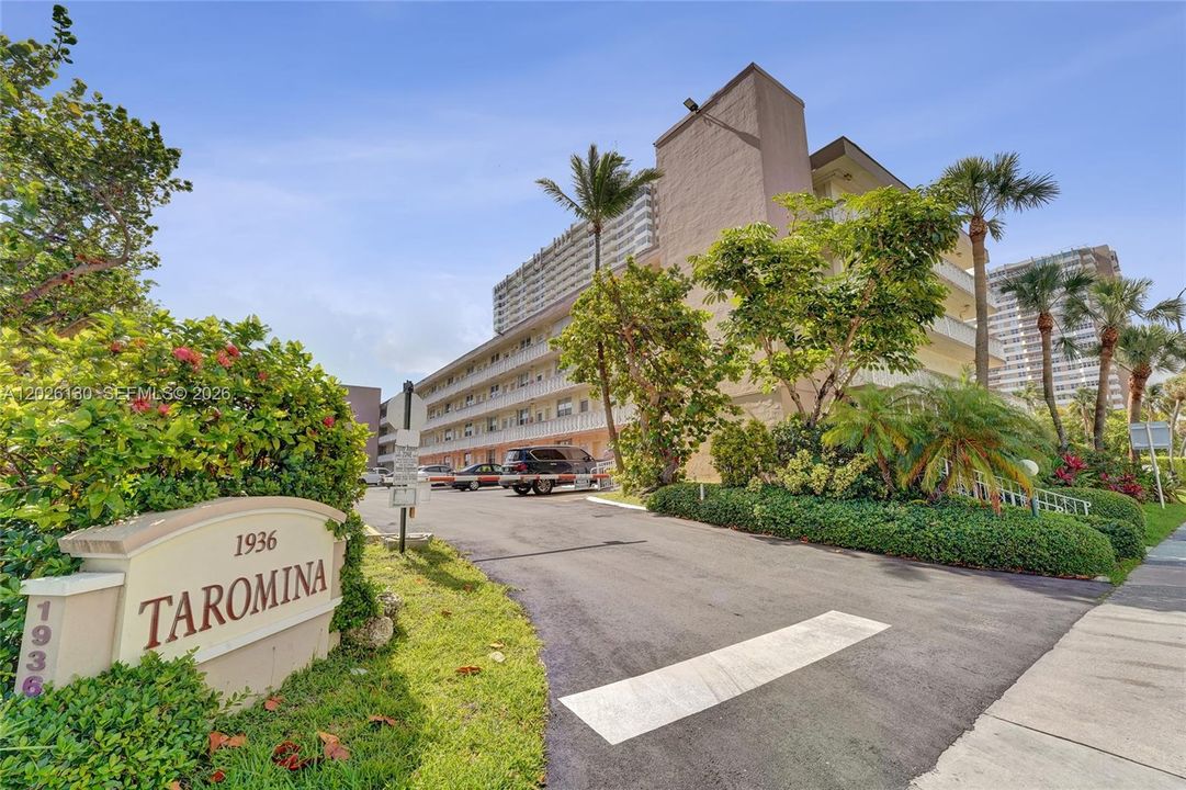 For Sale: $234,900 (1 beds, 1 baths, 878 Square Feet)