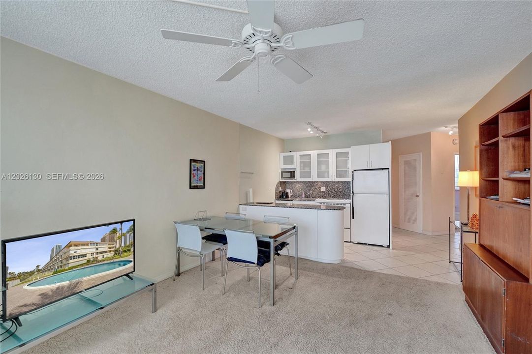 For Sale: $234,900 (1 beds, 1 baths, 878 Square Feet)