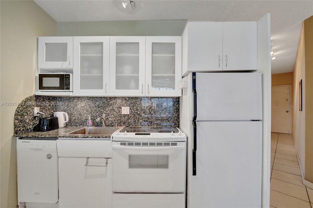For Sale: $234,900 (1 beds, 1 baths, 878 Square Feet)