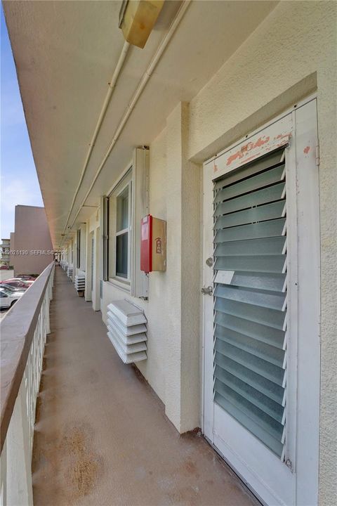 For Sale: $234,900 (1 beds, 1 baths, 878 Square Feet)