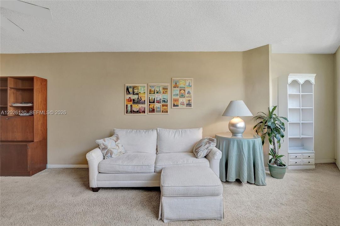 For Sale: $234,900 (1 beds, 1 baths, 878 Square Feet)
