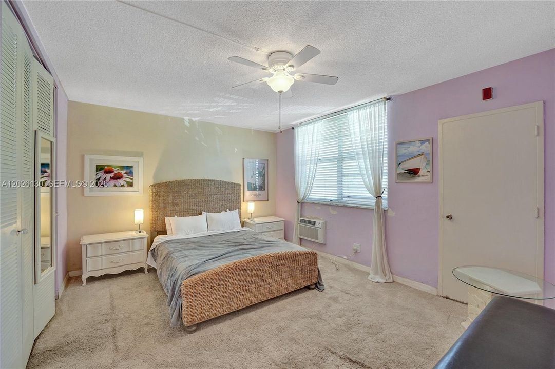 For Sale: $234,900 (1 beds, 1 baths, 878 Square Feet)