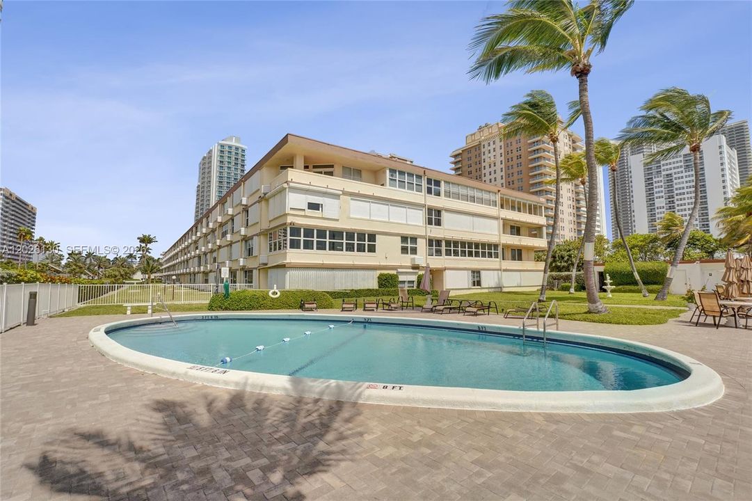 For Sale: $234,900 (1 beds, 1 baths, 878 Square Feet)