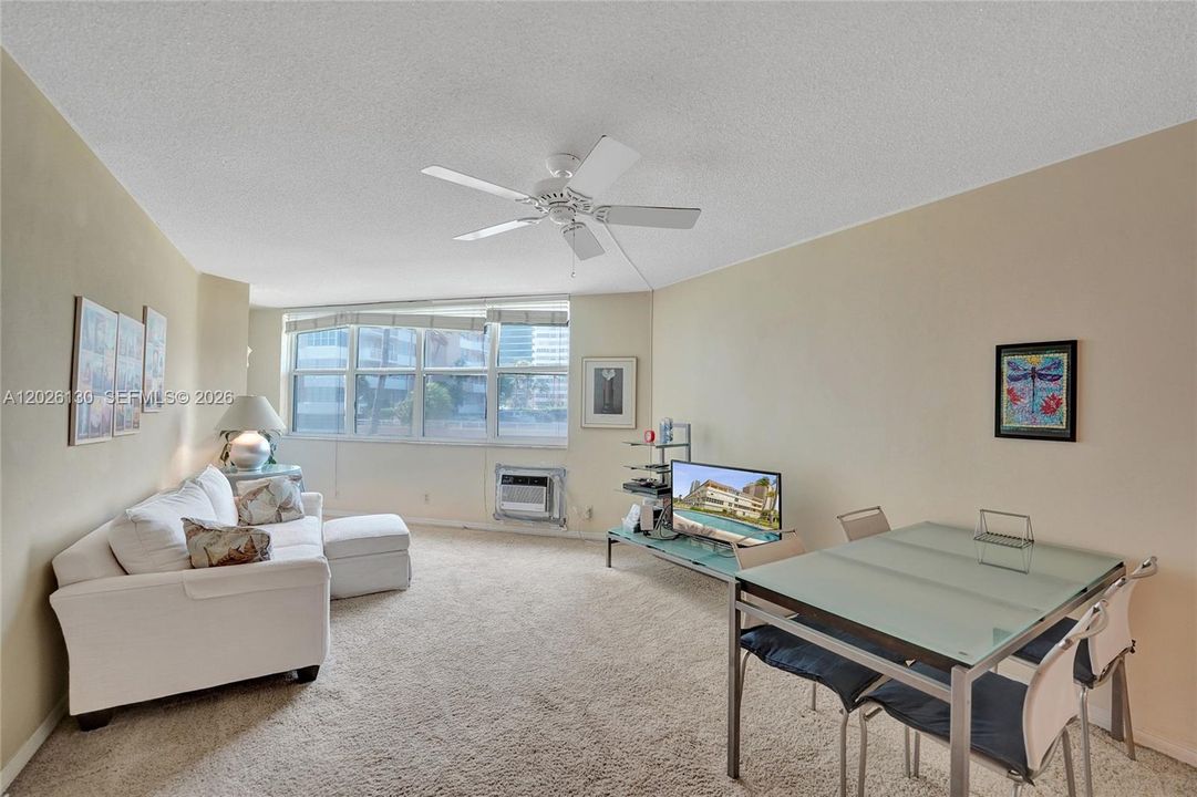 For Sale: $234,900 (1 beds, 1 baths, 878 Square Feet)