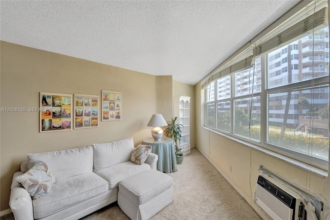 For Sale: $234,900 (1 beds, 1 baths, 878 Square Feet)