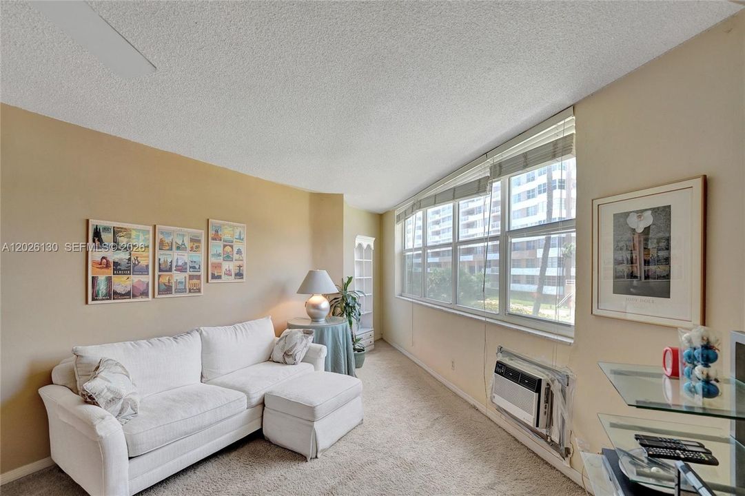For Sale: $234,900 (1 beds, 1 baths, 878 Square Feet)