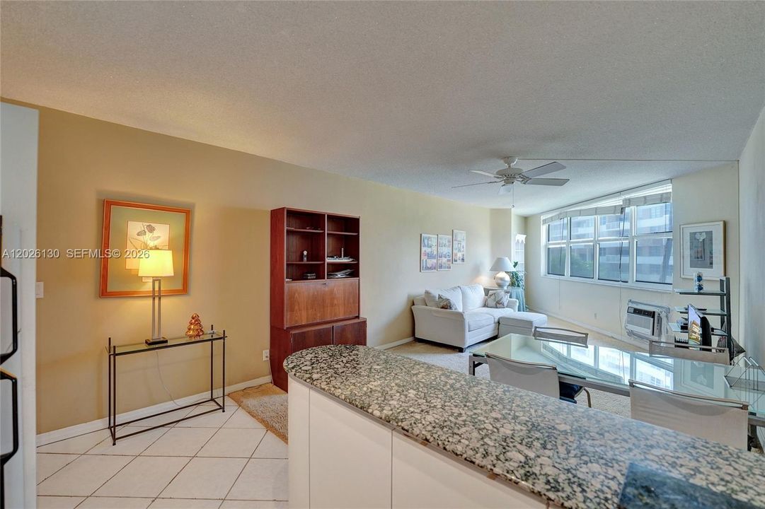 For Sale: $234,900 (1 beds, 1 baths, 878 Square Feet)