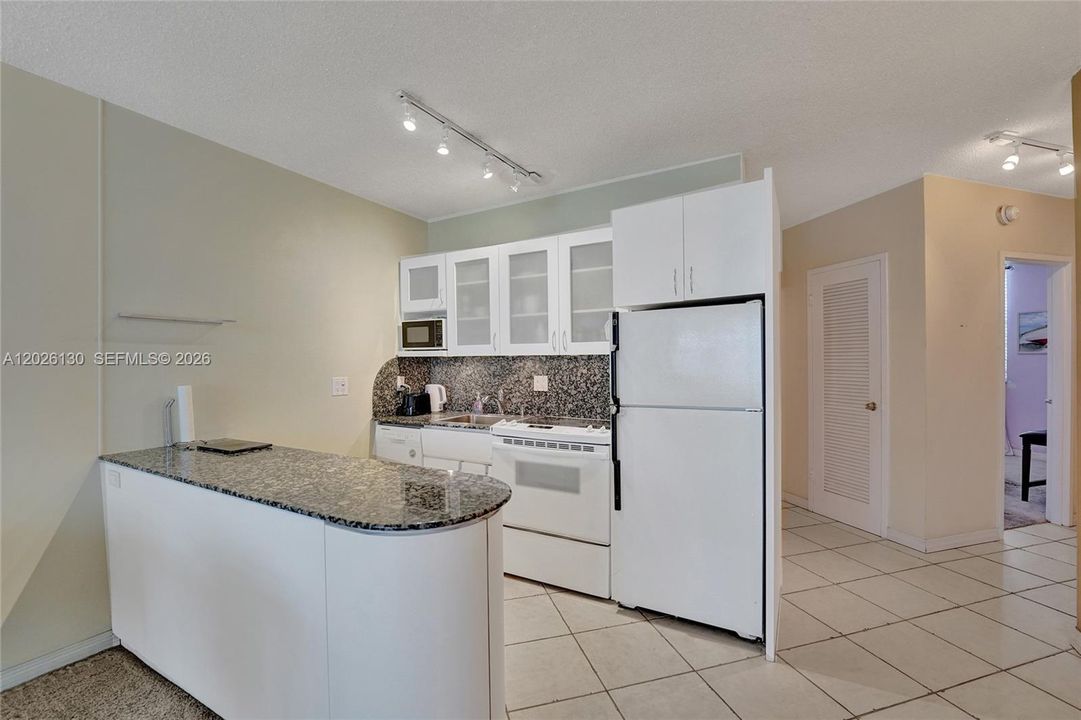 For Sale: $234,900 (1 beds, 1 baths, 878 Square Feet)