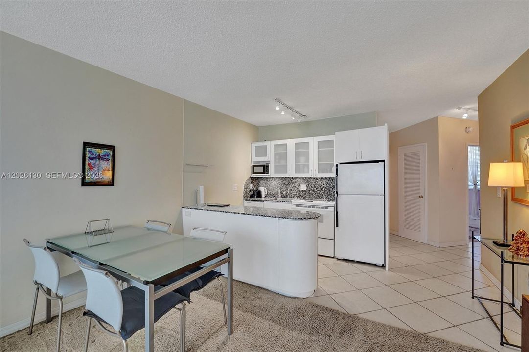 For Sale: $234,900 (1 beds, 1 baths, 878 Square Feet)