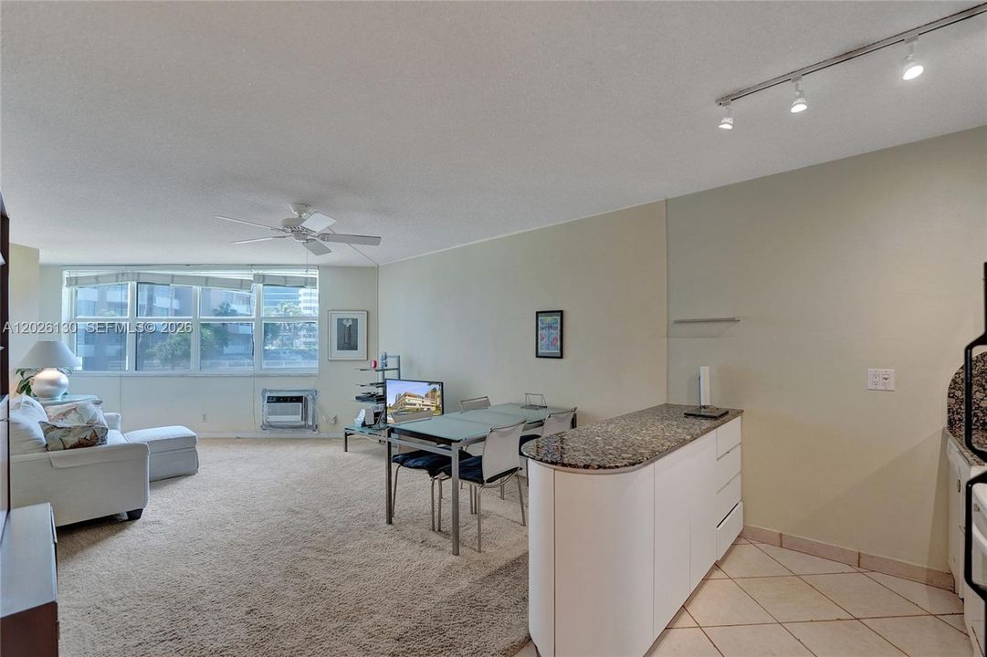 For Sale: $234,900 (1 beds, 1 baths, 878 Square Feet)