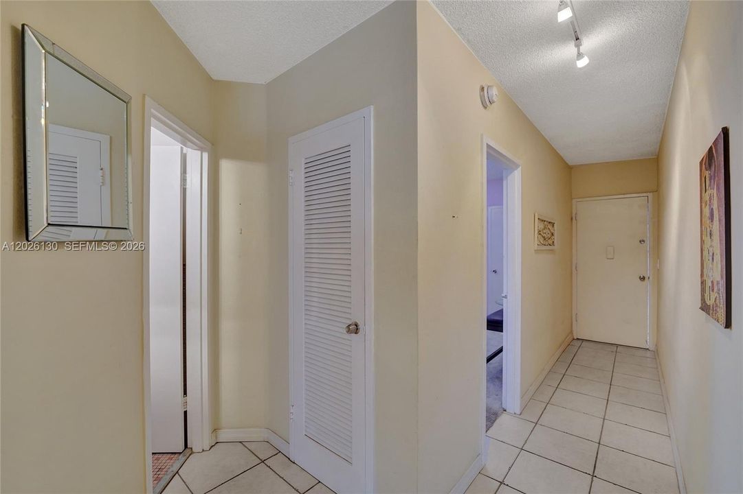 For Sale: $234,900 (1 beds, 1 baths, 878 Square Feet)
