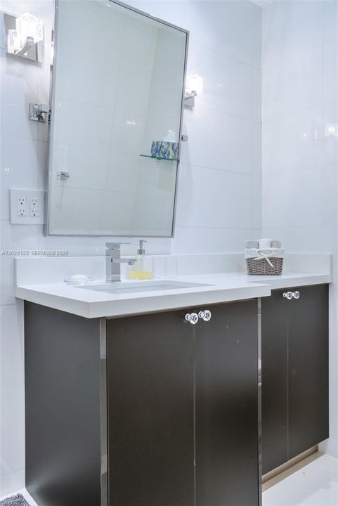 For Sale: $585,000 (1 beds, 1 baths, 870 Square Feet)