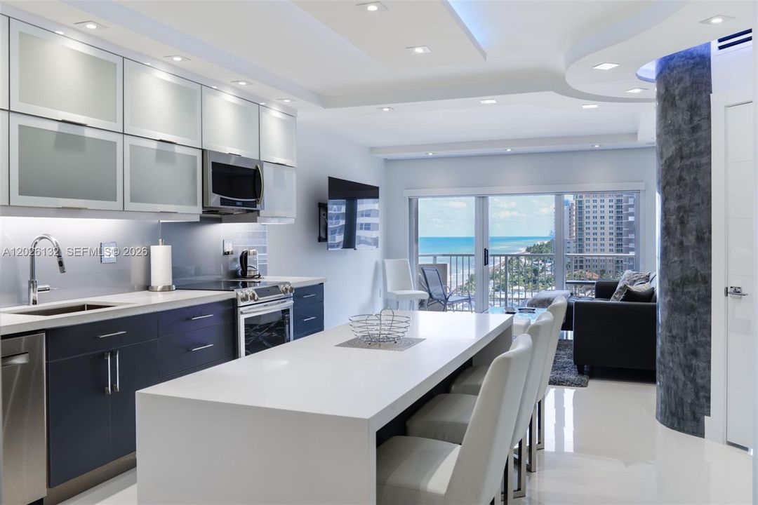 For Sale: $585,000 (1 beds, 1 baths, 870 Square Feet)