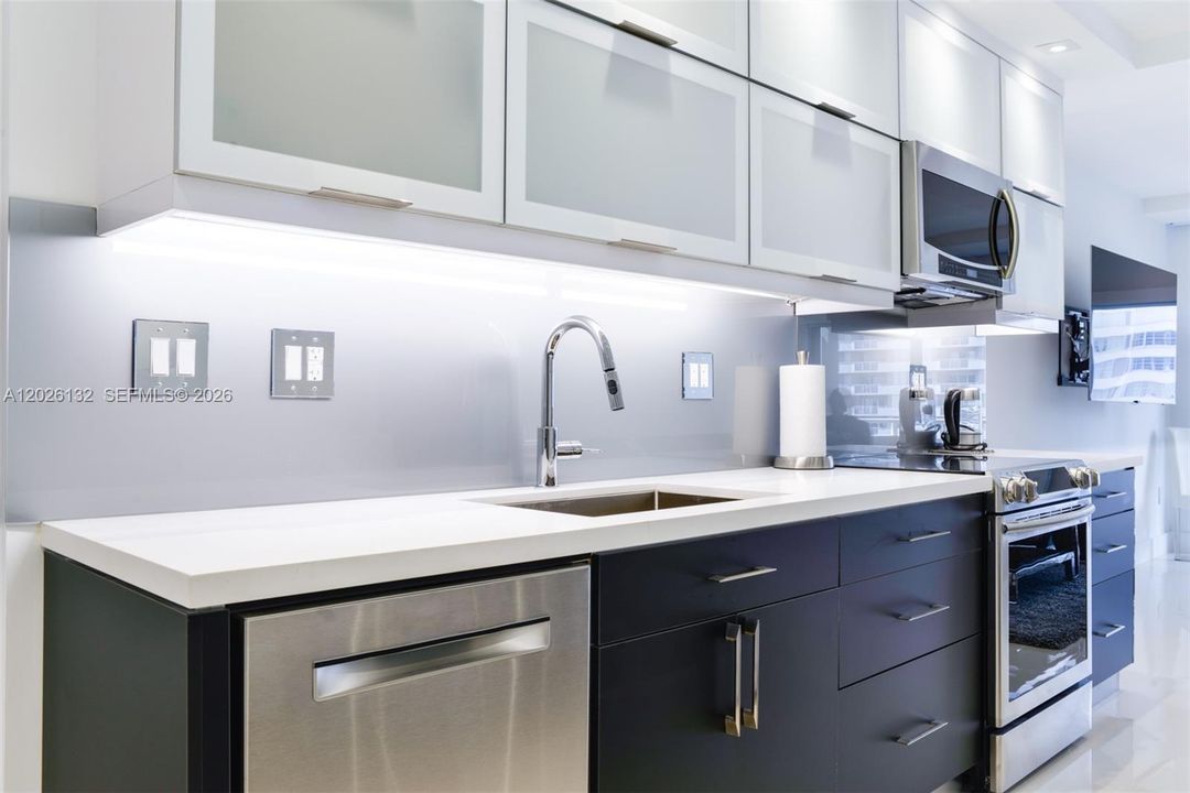 For Sale: $585,000 (1 beds, 1 baths, 870 Square Feet)