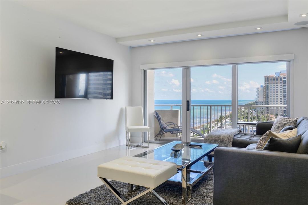 For Sale: $585,000 (1 beds, 1 baths, 870 Square Feet)