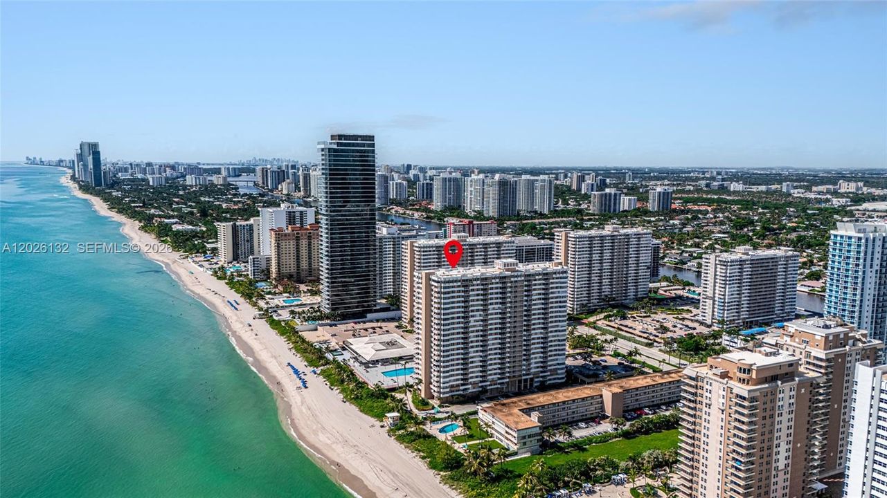 For Sale: $585,000 (1 beds, 1 baths, 870 Square Feet)