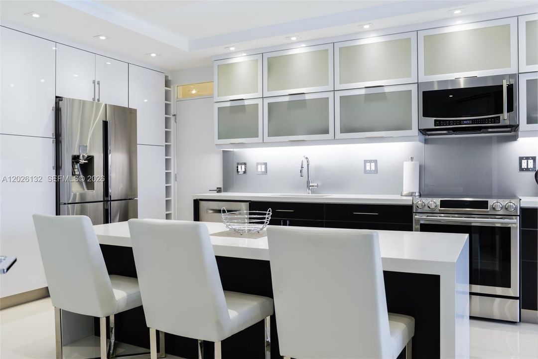 For Sale: $585,000 (1 beds, 1 baths, 870 Square Feet)
