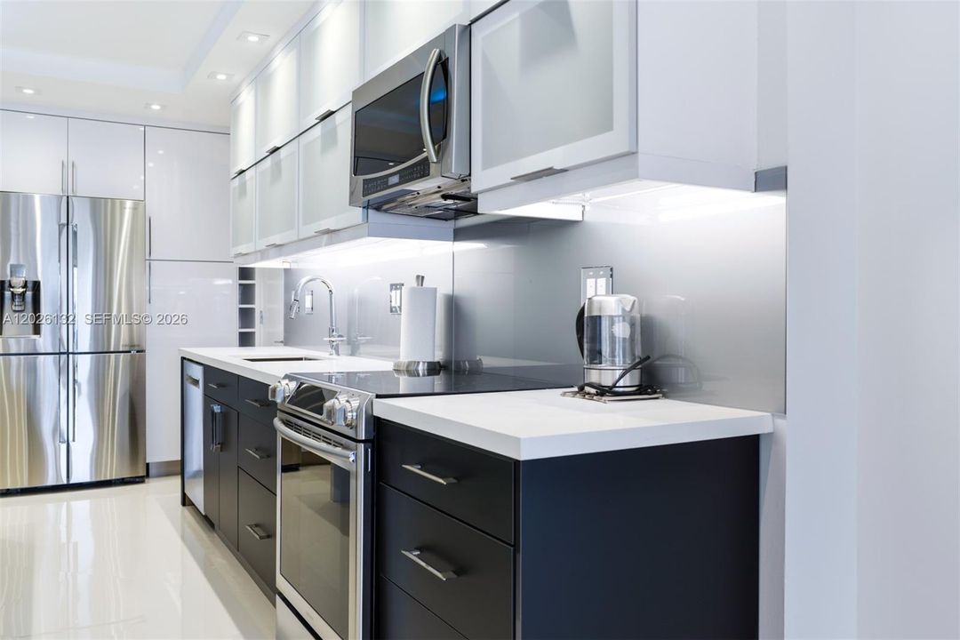 For Sale: $585,000 (1 beds, 1 baths, 870 Square Feet)